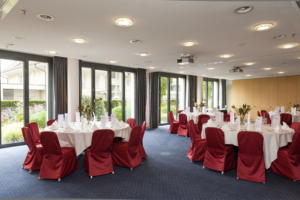 Kursaal Bern Eventlocation mieten Raum Garten 3-5 runde Tische für Geburtstagsfeier und Familienfeier