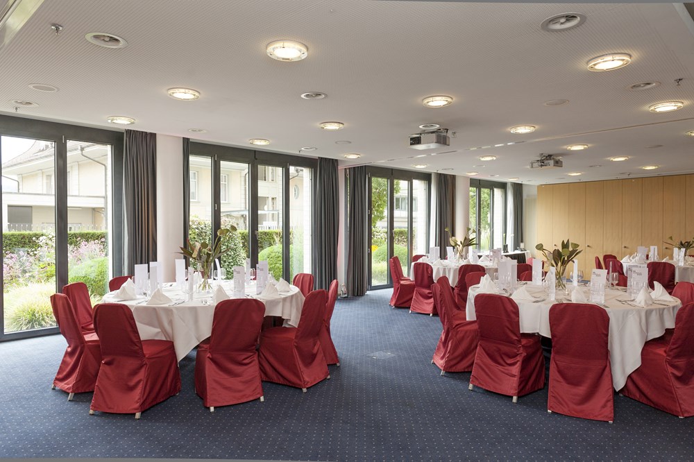 Kursaal Bern Eventlocation mieten Raum Vivace runde Tische für Geburtstagsfeier und Familienfeier